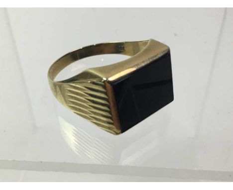 SIGNET RING, IN EIGHT CARAT GOLD set with a black onyx panel, stamped 333Qty: 2.83g