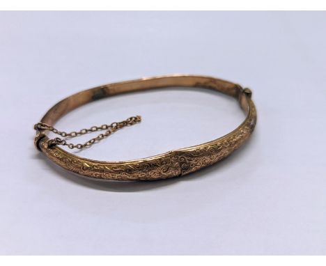 A 9ct gold bangle having engraved decoration to one side A/F 6g Location: Cab 