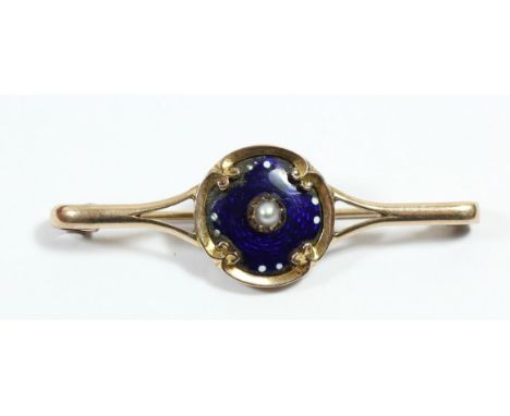An Edwardian rose gold, blue enamel and pearl disc bar brooch, 4.3gm 