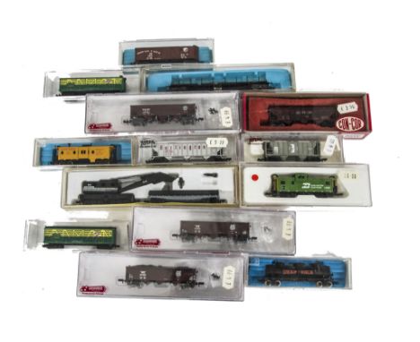 Large quantity of American Outline N Gauge wagons by various makers, model s by Atlas, Con Cor, Bachmann, Model Power, Life-L