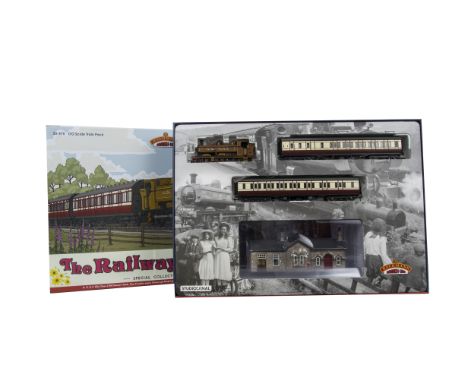 Bachmann 00 Gauge The Railway Children Train Set, comprising GN &SR Pannier Tank, Two coaches and Station, in original set bo