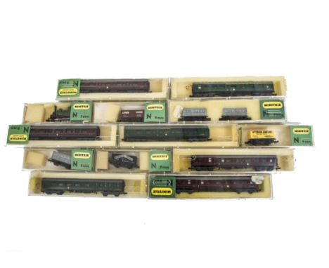 Minitrix N gauge Locomotive and Passenger and Goods Rolling Stock, 2914G green 0-6-0 Tank Engine, Coaches, BR green (3), maro