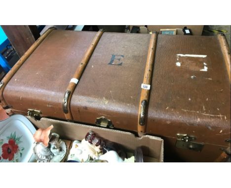 BROWN VINTAGE TRAVEL TRUNK