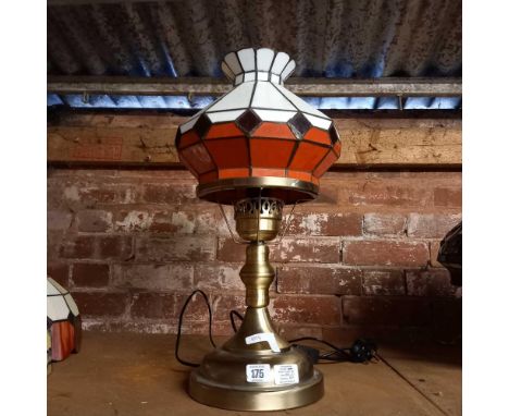 BRUSHED BRASS ELECTRIC TABLE LIGHT WITH RED &amp; WHITE TIFFANY STYLE SHADE