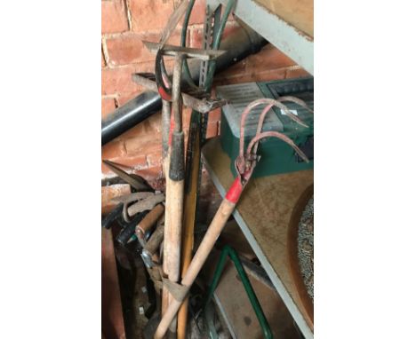 QTY OF GARDEN TOOLS