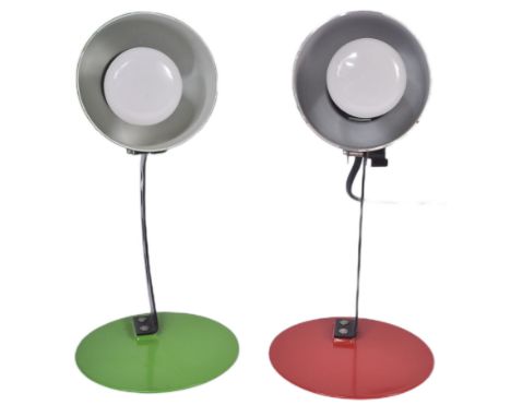 Richard Essig - A pair of retro vintage mid 20th century spot lamp table light desk lamps. Red &amp; green finish with black 