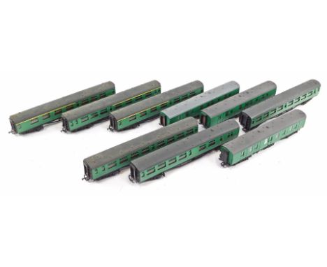 Bachmann Branchline Southern Railway coaches and parcel vans. (1 tray)