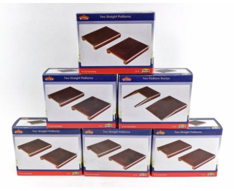 Bachmann Branchline Seacraft OO gauge buildings, 44154 two platform ramps and 44153 two straight platforms, boxed. (6)