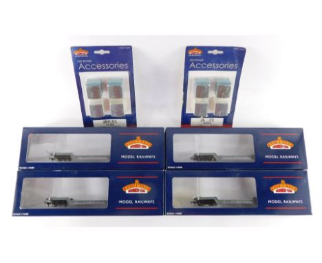 Bachmann OO gauge rolling stock, including 33-901C 45 tonne bogie rail wagon BR grey and 36-003 AF small containers x4, boxed