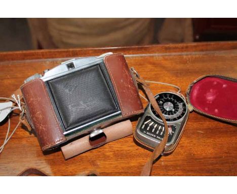 MID-20TH CENTURY AGFA ISOLETTE CAMERAin a tan leather case; together with a Sangamo Weston Master IV light meter (2)