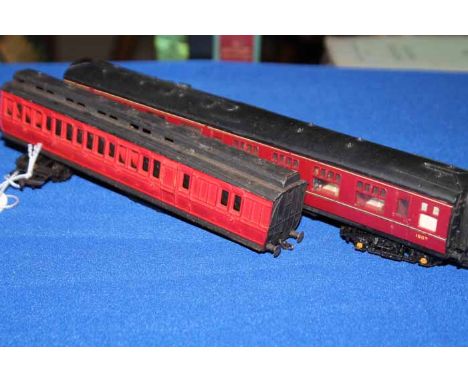 BOX OF ASSORTED ENGINES AND COACHESincluding Lima 42700 Locomotive and tender, Triang Engine R253, etc