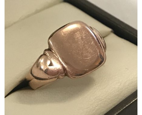 A gent's 9ct rose gold signet ring. Size O1/2. Total weight 4.3g.