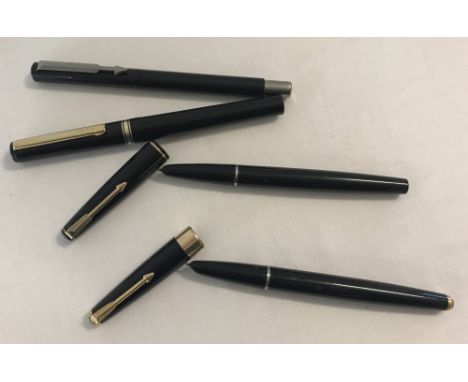 3 Parker fountain pens together with a Osmiroid fountain pen. To include 2 black and gold Parker 17 pens. 