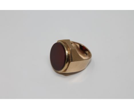 A large agate ring stamped 9ct, 17.7g.