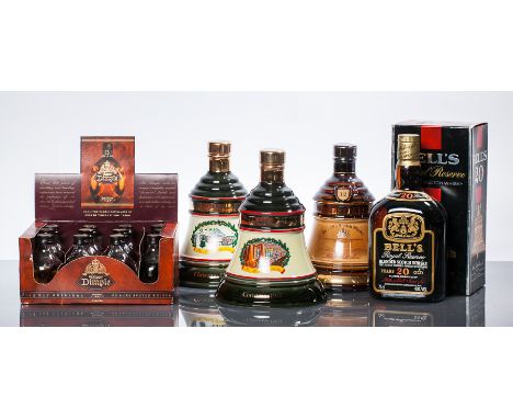 BELL'S CHRISTMAS 1990
Blended Scotch Whisky in Wade decanter. 75 cl, 43% volume. In tube.
BELL'S CHRISTMAS 1991
Blended Scotc