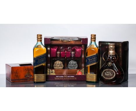 DIMPLE 15 YEAR OLD MINIATURE SET
Blended Scotch Whisky. 12 miniatures. 5 cl, 40% volume. In carton.
JOHNNIE WALKER SWING SUPE