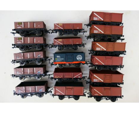 Bachmann - A collection of unboxed OO gauge wagons including 16T Steel Mineral wagons # 37226, an ICI Bulk Soda Ash wagon # 3