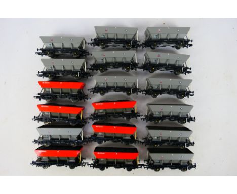 Bachmann - A train of 18 x unboxed OO gauge Hopper wagons in Railfreight red and grey and Transrail grey liveries. They appea