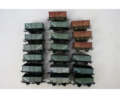 Bachmann - A collection of unboxed OO gauge wagons including 16T Mineral wagons # 37225, # 33752, and similar in BR grey live