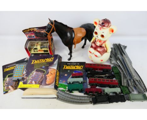 Texas Instruments - Others - A mixed lot of mainly unboxed vintage toys and games including a Texas Instruments 'Dataman' ele