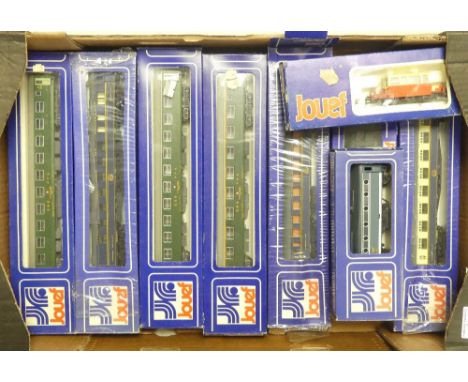 Collection of Jouef HO gauge carriages to include European Grand Express coaches and Swiss SBB FFS coaches amongst others. Bo