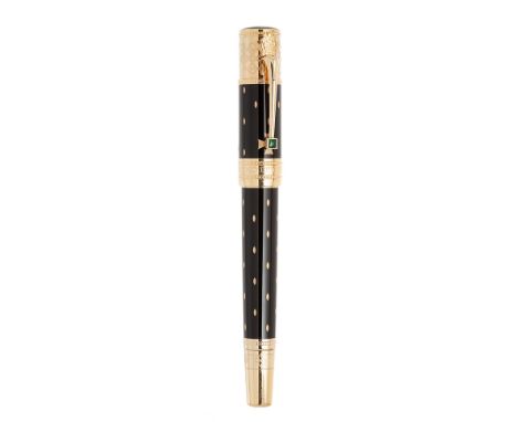 MONTBLANC "QUEEN ELISABETH I" FOUNTAIN PEN. Body in lacquered silver and gold plated. Gold nib 18 Kts. Limited edition. No bo