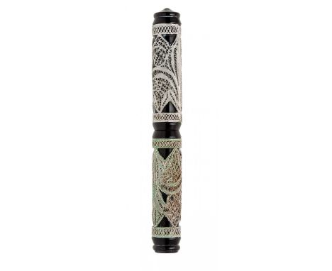 VISCONTI FOUNTAIN PEN.Black and silver resin barrel.Bicolour 18kt gold nib. F point.No box.Measurements: 15 cm. length; 18 mm