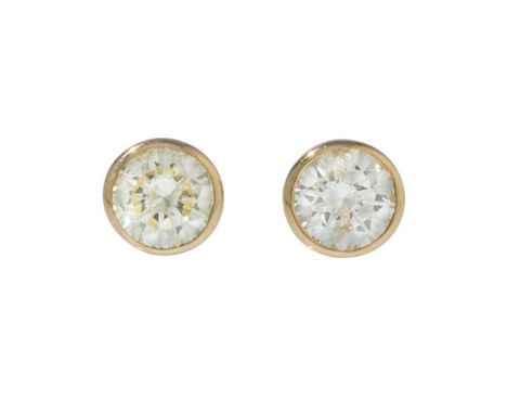 Pair of earrings sleepy in 18 kts. yellow gold. Frontis with diamond, brilliant cut, colour K, purity SI2 with a total weight