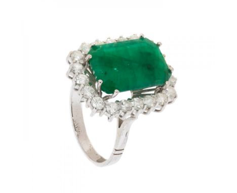 Rosette ring in 18k white gold. With central emerald, emerald-cut emerald, green semi-transparent and weighing ca. 3.40 cts.,