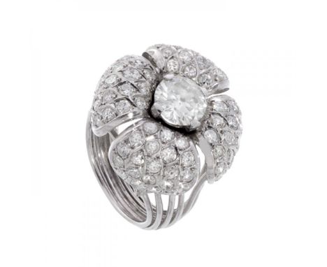 Ring in 18kt white gold and diamonds. Cocktail model with floral design. Years 50, with central brilliant-cut diamond I SI wi