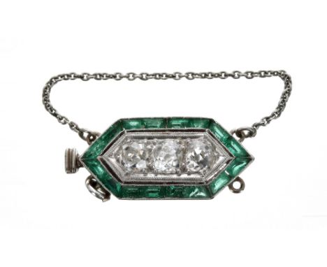 Good Art Deco platinum emerald and diamond clasp, set with three old-cut diamonds, 0.66ct approx, clarity VS, colour I/J, in 