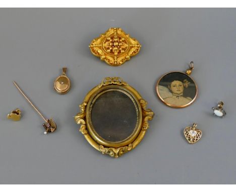 Interesting mixed jewellery collection including an antique gold horseshoe cravat pin, 9ct  heart pendant, single 9ct earring