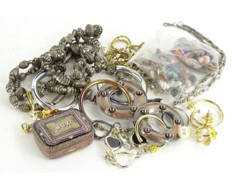 A quantity of costume jewellery and semi precious stones, to include two mixed bags of semi precious stones, Eastern style de