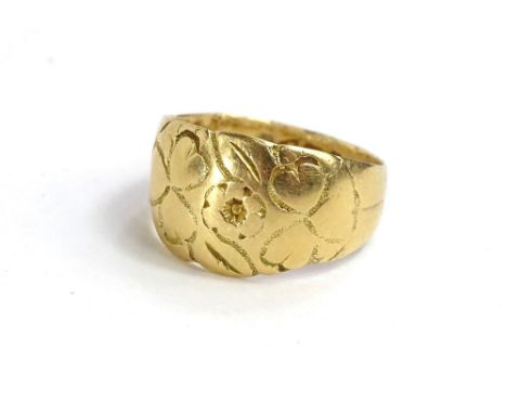 An 18ct gold floral signet ring, scroll leaf design, 4.8g.
