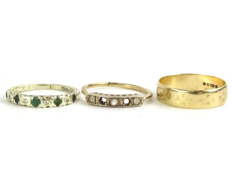 Three 9ct gold rings,  to include a 9ct gold wedding band with etched design, a 9ct gold green and white stone set eternity r