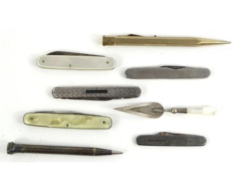 Various small collectable silver and silver plated items etc., to include a rolled gold propelling pencil, and a silver plate