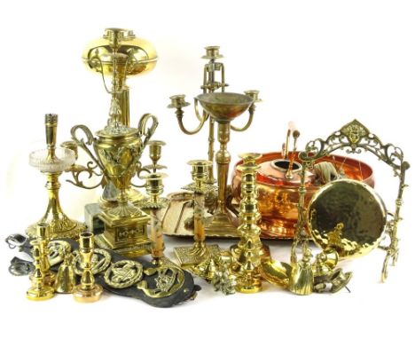 A quantity of brass and other metalware, to include a copper kettle, a brass oil lamp base, a gong, candlesticks etc.