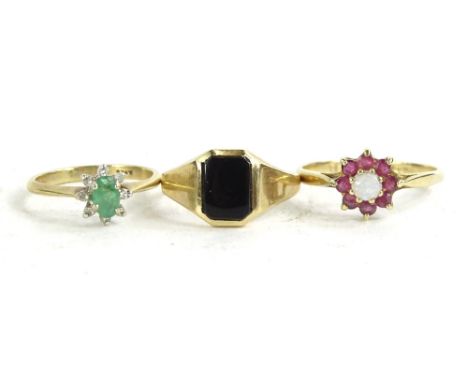 Three 9ct gold dress rings, to include a signet ring set with black agate stone, a cluster ring set with central peridot surr