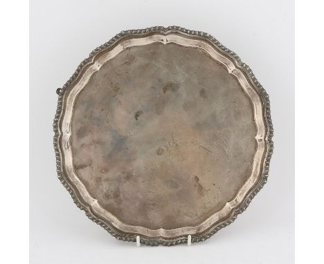 George V silver salver with gadrooned border on three hoof feet, by R F Mosley & Co, Dia 26.5cm, 18oz 566gm
