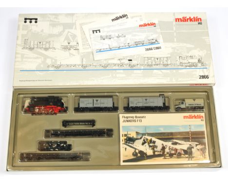 Marklin HO Set 2866 containing Tank Locomotive 0-6-0 Deutsche Reichsbahn No.80007 in black and red livery, together with Aero