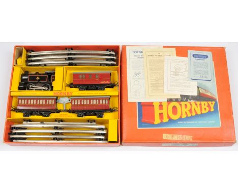 Hornby O Gauge Post-War No.41 Tank Passenger Set. With a 0-4-0 Tank Loco BR black type 40 No.82011, 2 x No.41 Passenger Coach