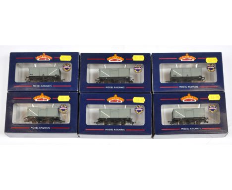 Bachmann Branch-line 4x 37-225 Mineral Hoppers and 2x 37-250D Mineral Hoppers: Conditions Mint to Mint in Excellent Boxes.