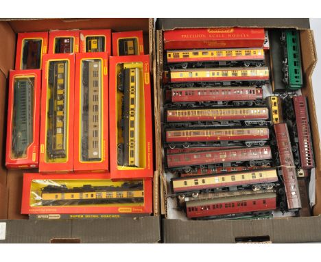 Triang, Hornby, Lima, Wrenn OO Group of boxed &amp; unboxed coaches. To include Triang BR Maroon Buffet Car 1807, Triang Horn