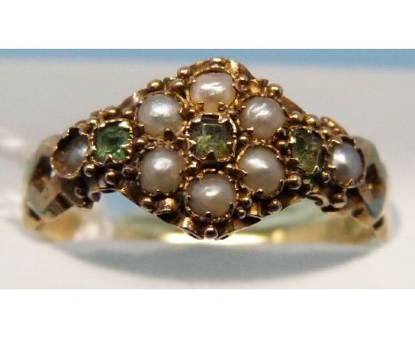 An 18ct ring set with pearls and peridot in a floral setting (size K)
