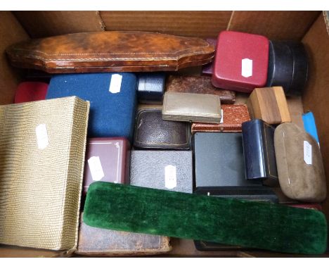 A quantity of vintage and other jewellery boxes including Asprey, pearl necklace etc