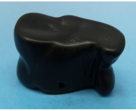 A Chinese black jade incense holder (2.9cm wide)