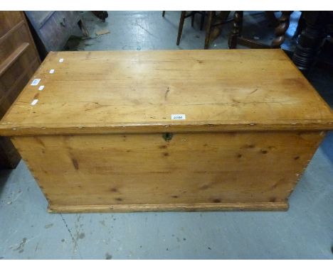 A vintage pine trunk (W93.5 x D46 x L45cm)