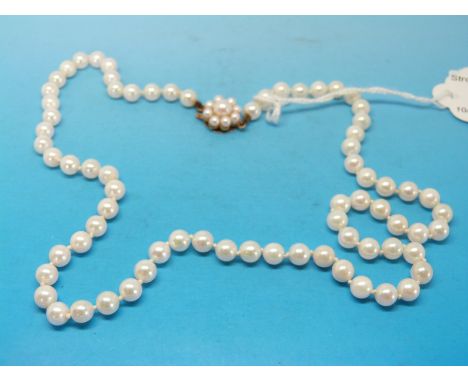 A single strand pearl necklace with a 9ct gold clasp decorated with pearls in a cluster 