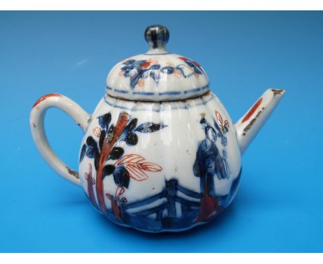 A Kangxi period Chinese miniature teapot with Imari figural decoration