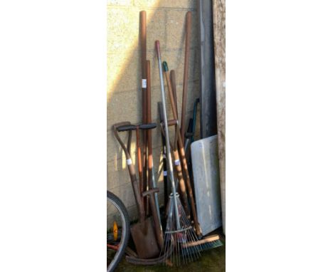QUANTITY OF GARDEN TOOLS